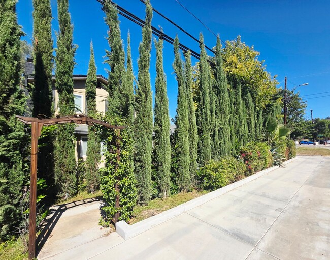 Building Photo - $5,500 - Beautiful 3BR/2BA Home on ? Acre ...