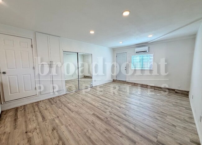 Photo - 702 Pitman St