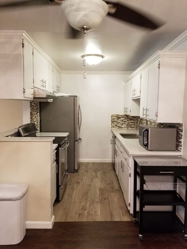 Photo - Three Bedroom 2 Bath Condo for Rent at Sig... Unit 318