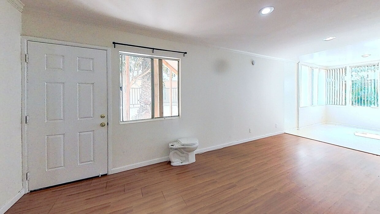3D Tour - 1233 Barry Ave Unit 105