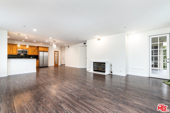 Building Photo - 117 N Gale Dr Unit 306