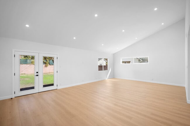 Photo - 16057 Knapp St