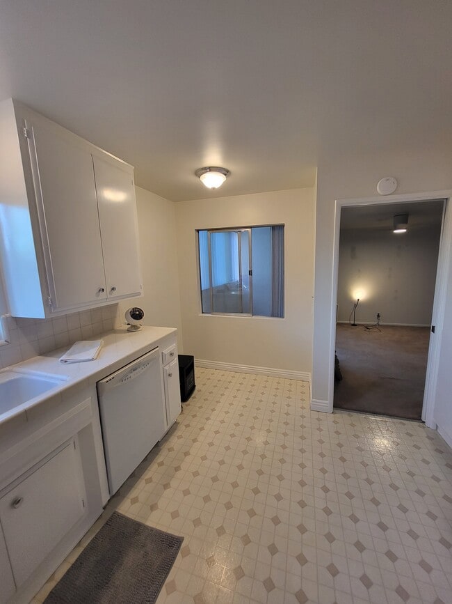 Photo - 2302 E 2nd St Unit 2E