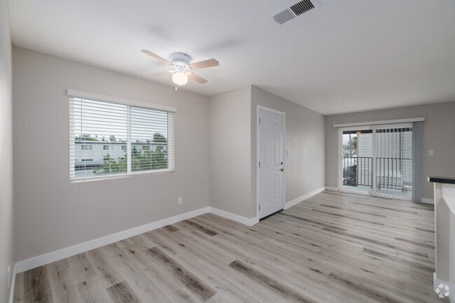 3BR, 2BA - 980SF - Dining Room - Parkway Village