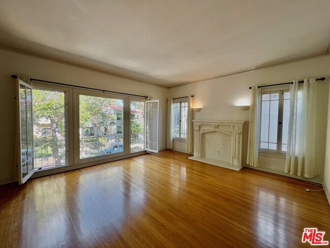 Building Photo - 145 N Sycamore Ave