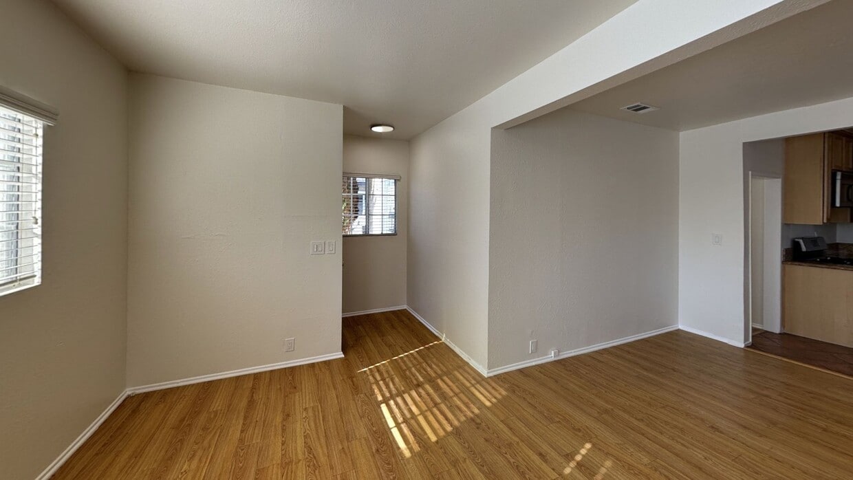 3D Tour - 4459 W 136th St