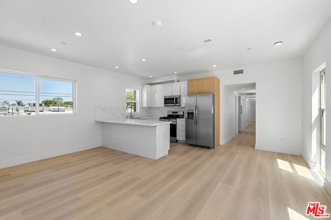 Building Photo - 10963 Calvert St Unit 1/2 Rental