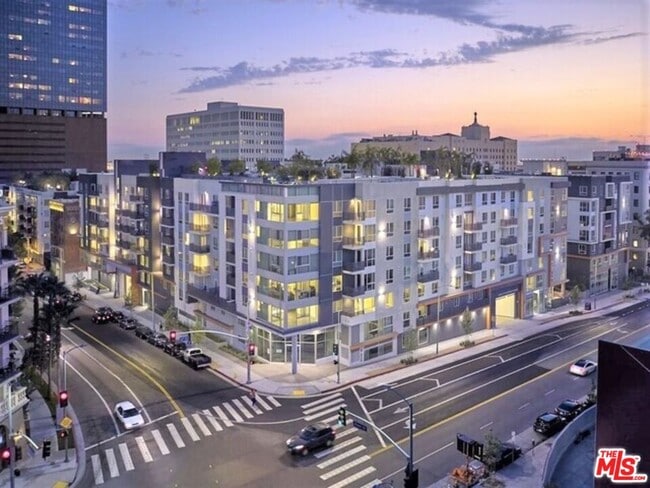 Building Photo - 1120 W 6th St Unit 1210