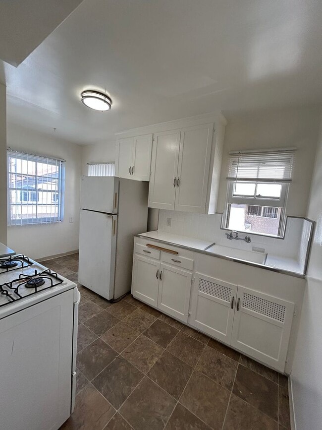 Photo - Bright Upstairs Studio Available NOW Unit 09