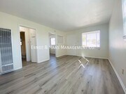 Photo - 1442 E 4th St