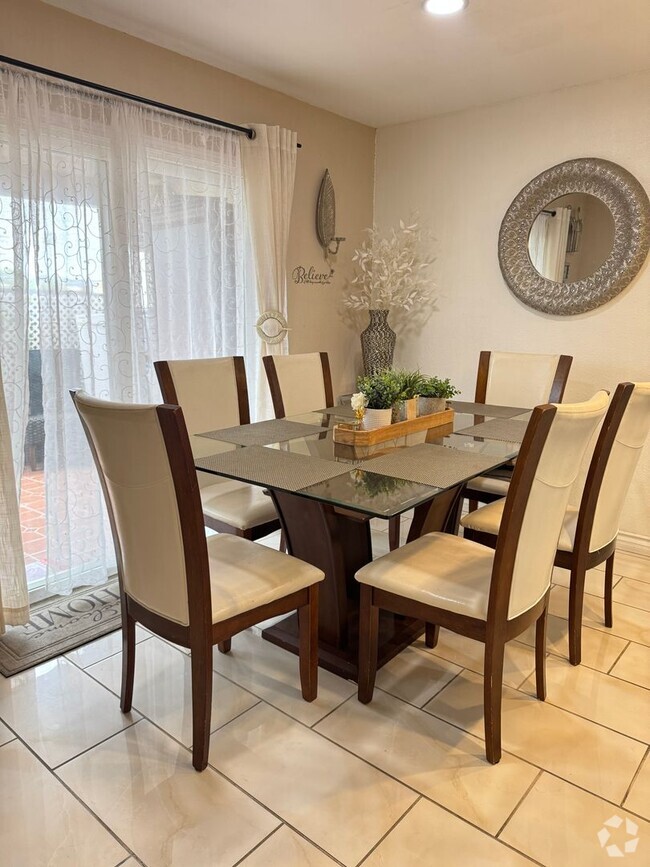 Building Photo - 2 Bed | 1 Bath | In-unit Laundry | Private... Rental