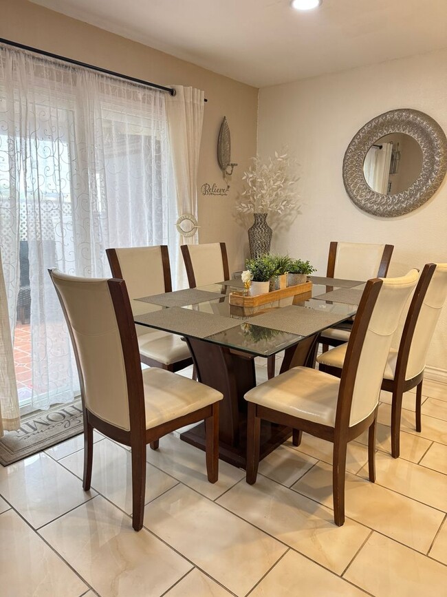 2 Bed | 1 Bath | In-unit Laundry | Private... - 2 Bed | 1 Bath | In-unit Laundry | Private... Condo