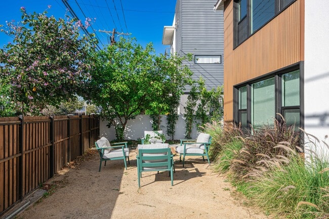 Photo - 2046 Burnside Ave Unit 2046 1/2