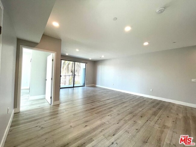 Photo - 14612 Calvert St Unit 401