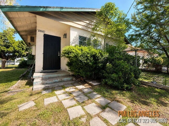 Building Photo - 10565 Camarillo St
