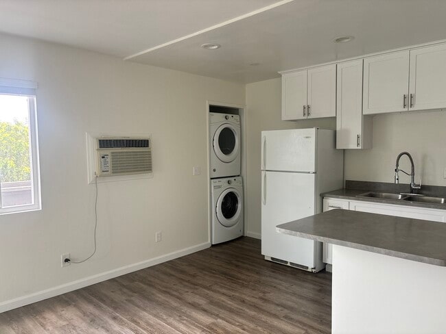 Photo - 235 W Kalmia St