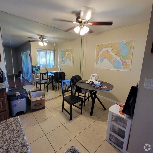 Building Photo - Spacious 2 bedroom 1 bathroom Condo with L...