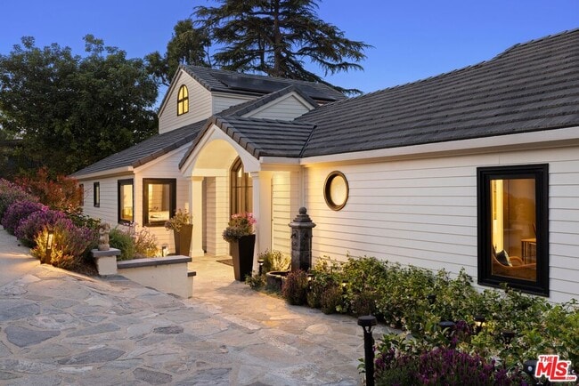 Building Photo - 15438 Mulholland Dr