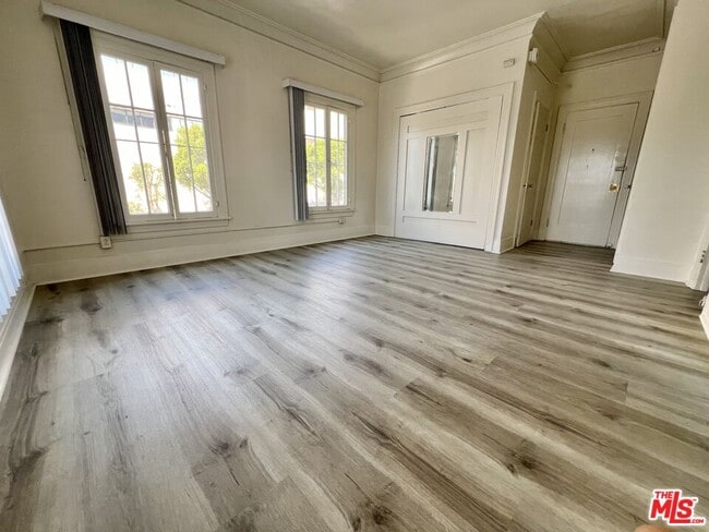 Building Photo - 946 S Burlington Ave Unit 201