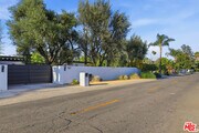 Photo - 22935 Oxnard St