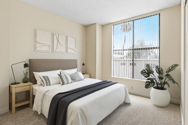 Photo - Diplomat Apartments