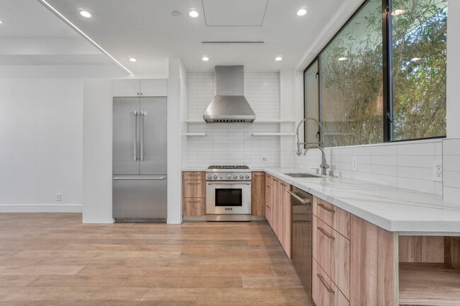 Photo - 1447 N Martel Ave