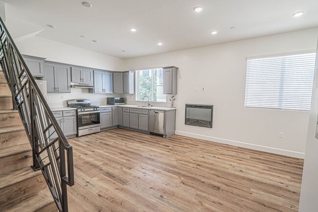 Photo - Beautiful 1-Bedroom Condo with an Office Space in Sherman Oaks! Unit 102