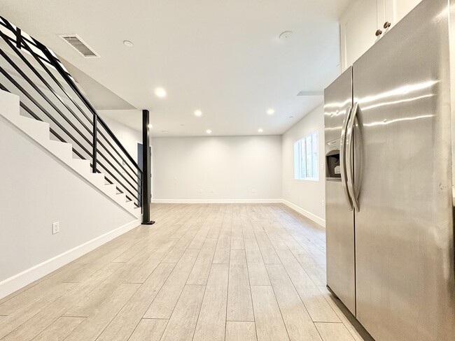 Photo - 6032 Romaine St Unit 4