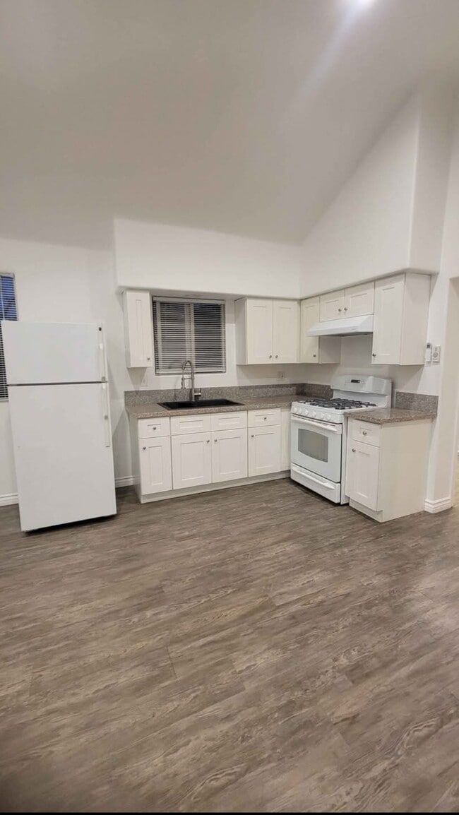 Kitchen corner - 1276 N Hamilton Blvd Unit 1276