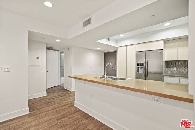 Photo - 10473 Santa Monica Blvd Unit ph5