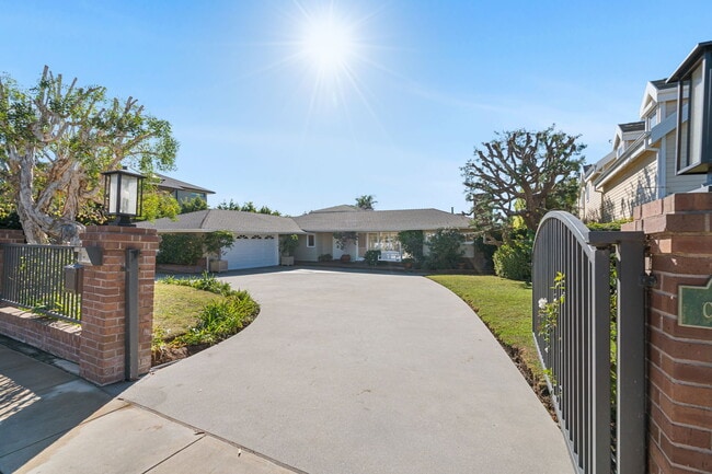 Building Photo - 14972 Camarosa Dr Rental