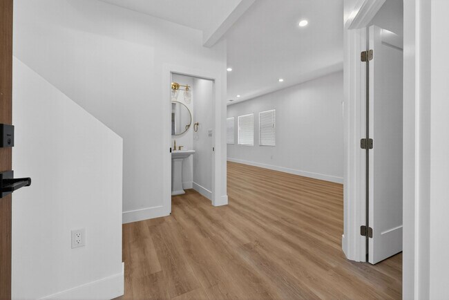 Photo - 678 E 45th St