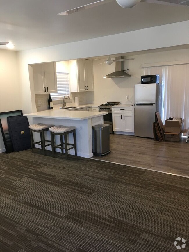 Building Photo - M36180E Unit 4 Rental