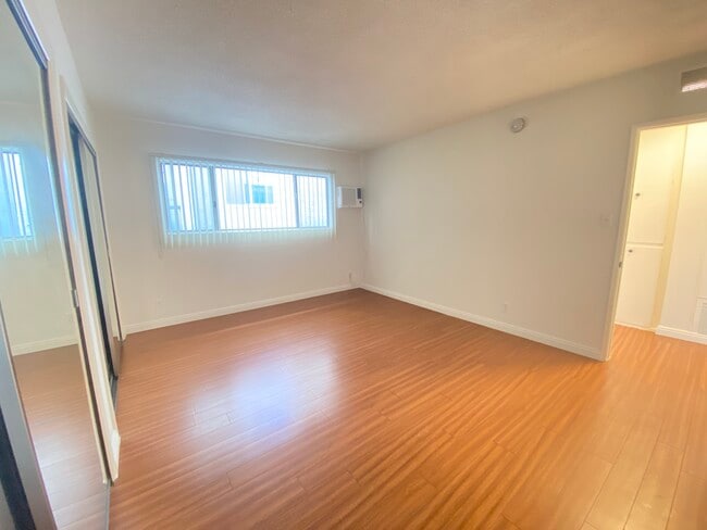 Photo - 3755 Mentone Ave