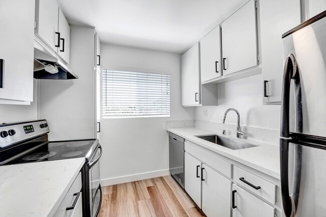 Building Photo - 843 18th St Unit 03