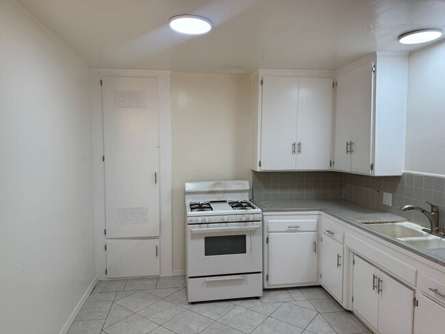 Building Photo - 10617 Oxnard St Unit 6