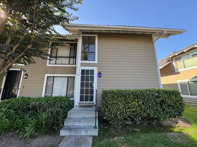 Building Photo - Beautiful 2Bd/1.5Ba Townhome in Orange w/A...