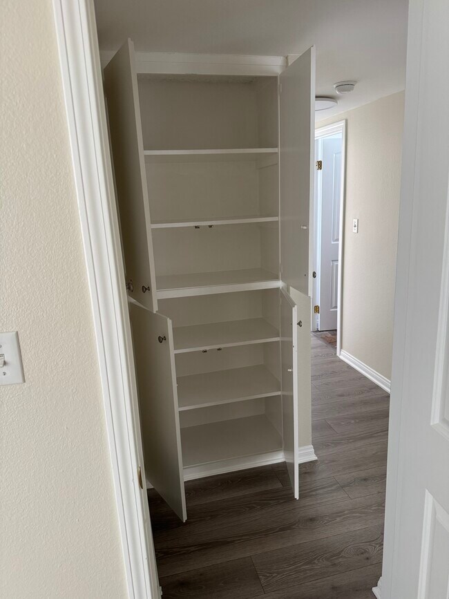 Linnen closet - Casa Del Mar Apartments