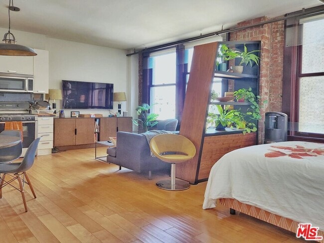Building Photo - 460 S Spring St Unit 908