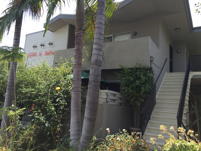 Front of the building. - 1547 Saltair S Ave Apartment Unit 5