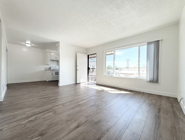 Building Photo - 820 Oakwood St Unit 3 Rental