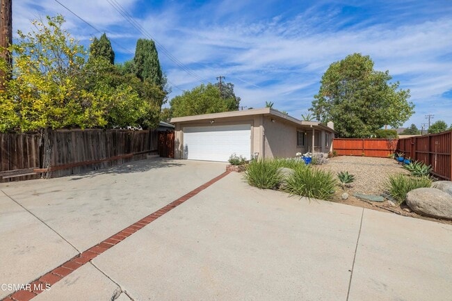 Photo - 865 E Hillcrest Dr House