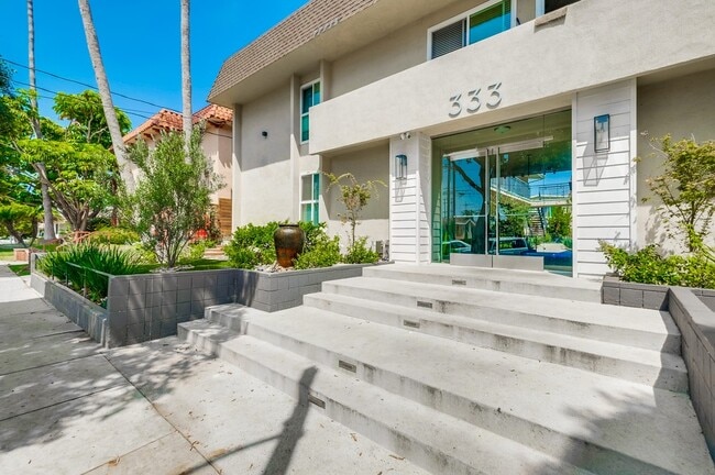 Entrance - Premier Apartment Complex Near Hollywood P...