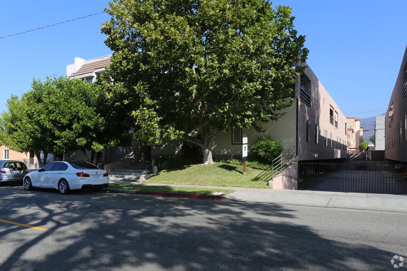 Photo - 407-409 W Lexington Dr