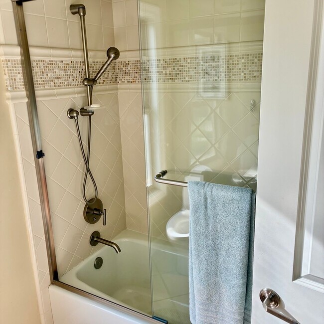 Photo - #110:WHITE HOUSE - UNOFFICIAL (JEFF GINSBURG ROOMMATES) Unit UPSTAIRS S/E ROOM