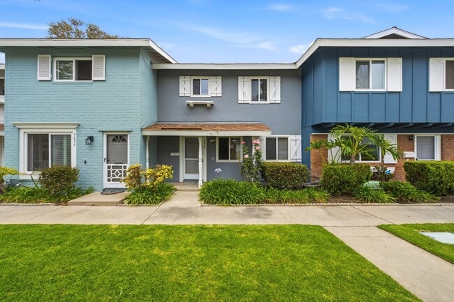 Building Photo - Minutes to the Beach! Updated 2 Bedroom Condo with Parking Included