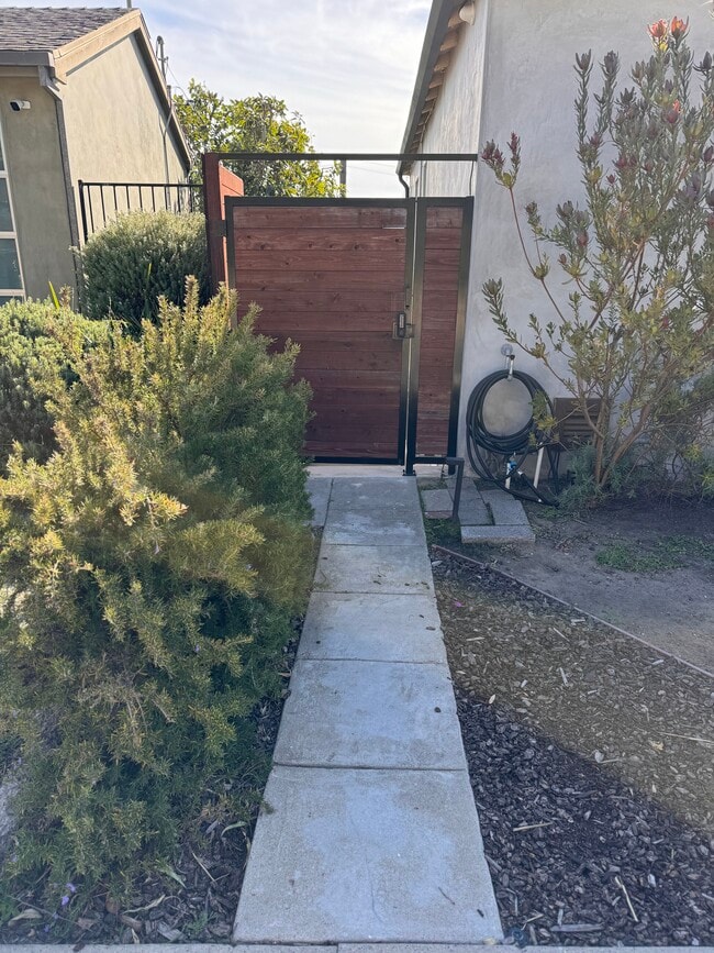 Building Photo - 1726 Bryn Mawr Ave Unit 1/2