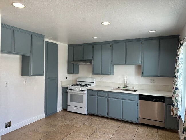 Photo - Ontario single 3 bed 2 bath single house