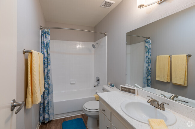 2BR, 2BA - 865SF - La Privada Valle Poway