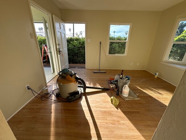 Photo - 914 E 68th St Unit B